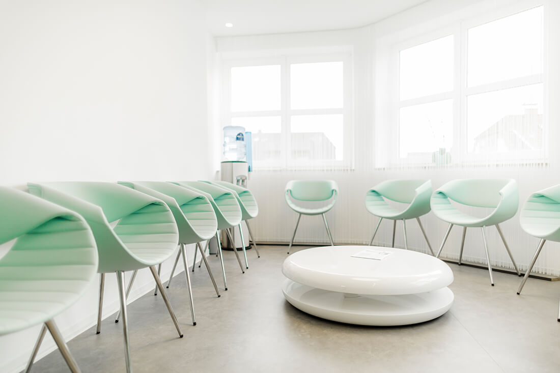 Hausärzte Glessen - Mirza - Leistungen - Wartezimmer unserer Praxis